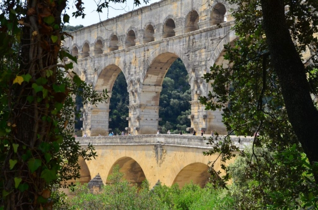 Nederst: 1743-47 blev der bygget bro og vej ved siden Pont du Gard
