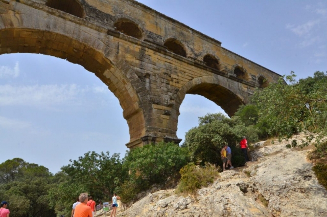 Pont Du Gard: Stejle klipper på nordsiden af floden Gardon
