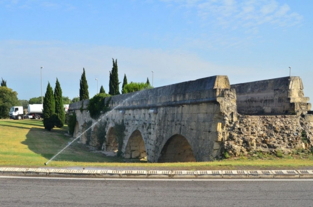 En rest af akvædukten, der førte vand til Arles